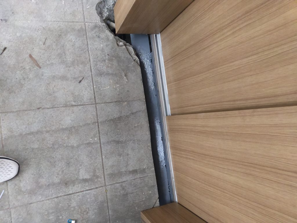 電梯外門檻與地磚前的縫隙 電梯外門檻與地磚前的縫隙